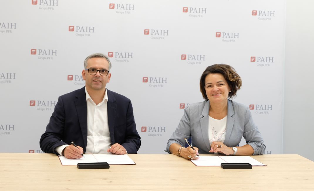 The signing of an agreement between PAIH and the City of Bobolice