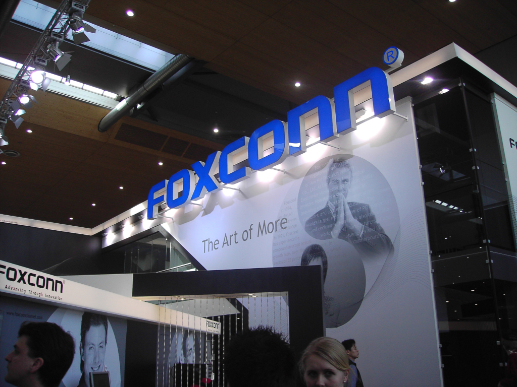 CeBIT_2005_Logo_vom_Foxconn_Stand-strubl
